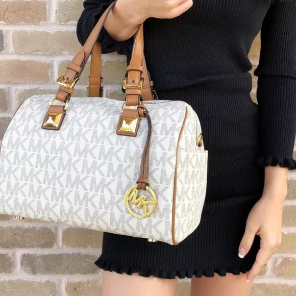 Michael Kors Handbags - NWT MICHAEL KORS GRAYSON MEDIUM VANILLA SATCHEL